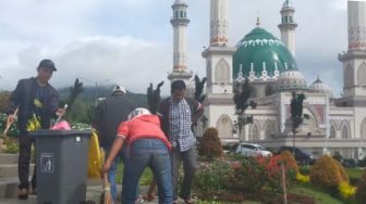 Kawasan Masjid Agung Syahrun Nur Tapsel Kerap Dipenuhi Sampah Selama Libur Lebaran, Pengunjung Minim Kesadaran