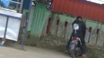 Viral Video Remaja Tuban Mesum, Mojok Siang-siang Ciuman di Atas Motor