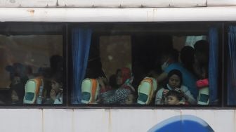 Sejumlah penumpang beraktivitas di dalam bus yang terjebak kemacetan di Jalan Raya Kalimalang, Bekasi, Jawa Barat, Sabtu (7/5/2022). [Suara.com/Angga Budhiyanto]