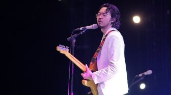 4 Potret Pamungkas Terjatuh saat Konser, Beruntung Tidak Ada Luka yang Serius