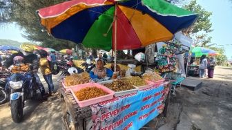 Penjual Makanan di Pantai Parangtritis Kelarisan Diserbu Wisatawan, Ngatini: H+3 Undur-undur Saya Habis Terjual