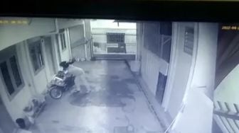 Aksi Maling Motor di Medan Terekam CCTV, Pelaku Kabur Diteriaki Korban