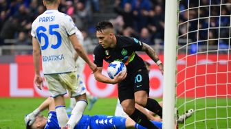 Pemain depan Inter Milan Argentina Lautaro Martinez merayakan golnya setelah mencetak gol keduanya selama pertandingan sepak bola Serie A Italia antara Inter melawan Empoli di di Giuseppe Meazza, Jumat (6/5/2022) malam WIB. MIGUEL MEDINA / AFP