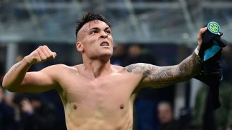 Pemain depan Inter Milan Argentina Lautaro Martinez merayakan golnya setelah mencetak gol keduanya selama pertandingan sepak bola Serie A Italia antara Inter melawan Empoli di di Giuseppe Meazza, Jumat (6/5/2022) malam WIB. MIGUEL MEDINA / AFP