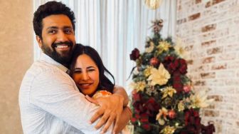 Katrina Kaif dan Vicky Kaushal Berpose Mesra di Kolam Renang