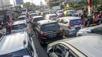 Sejumlah kendaraan antre di jalur wisata Puncak, Cipayung, Kabupaten Bogor, Jawa Barat, Sabtu (7/5/2022). ANTARA FOTO/Yulius Satria Wijaya