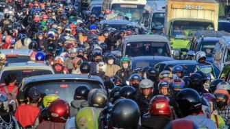Ribuan Kendaraan Tertahan di Kawasan Cisarua Bogor, Polisi Berlakukan One Way dari Puncak ke Arah Jakarta