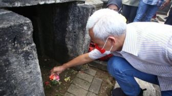 Ganjar Pranowo Tabur Bunga di Makam Pahlawan Nasional Sultan Hasanuddin