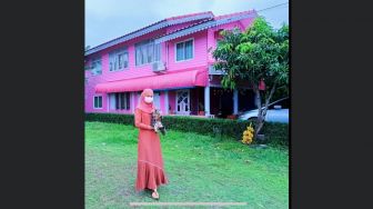 Wanita Asal Thailand Ini Viral karena Punya Rumah dan Barang Serba Pink, Begini Potretnya