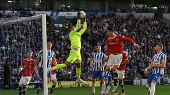 Penjaga gawang Brighton Robert Sanchez (tengah) menangkap bola saat pertandingan sepak bola Liga Premier Inggris antara Brighton dan Manchester United di Stadion American Express Community, Brighton, Inggris, Sabtu (7/5/2022). [Glyn KIRK / AFP]