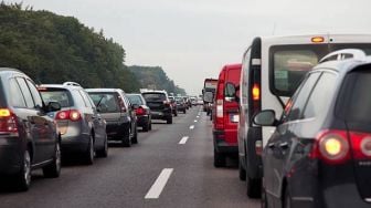 Viral Mobil Pajero Lawan Arah hingga Halangi Jalan yang Dilewati Truk Muatan Berat, Netizen Ikut Emosi