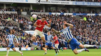 Striker Manchester United Edinson Cavani (tengah) menyundul bola saat pertandingan sepak bola Liga Premier Inggris antara Brighton dan Manchester United di Stadion American Express Community, Brighton, Inggris, Sabtu (7/5/2022). [Glyn KIRK / AFP]