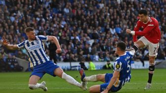 Striker Manchester United Cristiano Ronaldo (kanan) melakukan tembakan saat pertandingan sepak bola Liga Premier Inggris antara Brighton dan Manchester United di Stadion American Express Community, Brighton, Inggris, Sabtu (7/5/2022). [Glyn KIRK / AFP]