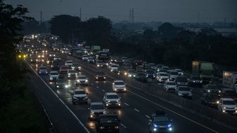 Kendaraan pemudik melintas menuju arah Jabodetabek di Jalan Tol Jakarta-Cikampek, Karawang, Jawa Barat, Sabtu (7/5/2022). [ANTARA FOTO/Aprillio Akbar/tom]
