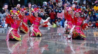 Para penari saat tampil membawakan Tari Topeng Betawi di Perkampungan Budaya Betawi Setu Babakan, Jagakarsa, Jakarta Selatan, Minggu (8/5/2022). [Suara.com/Alfian Winanto]