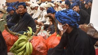 Sejumlah warga Baduy mengikuti tradisi Seba di Pendopo Gubernur Banten, di Serang, Sabtu (7/5/2022). [ANTARA FOTO/Asep Fathulrahman/tom]