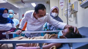 Jenguk 16 Korban Kenpark Surabaya di RS, Wali Kota Eri Pastikan Pemkot Beri Pendampingan Trauma Healing