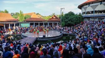 Para penonton menyaksikan pertunjukan Tari Topeng Betawi di Perkampungan Budaya Betawi Setu Babakan, Jagakarsa, Jakarta Selatan, Minggu (8/5/2022). [Suara.com/Alfian Winanto]