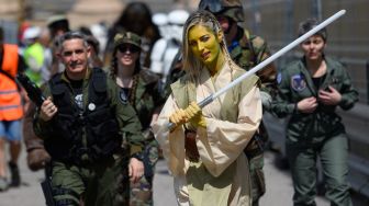 Para cosplayer berdandan seperti karakter Star Wars saat menghadiri Comic Fair ke-40 di Barcelona, Spanyol, Sabtu (7/5/2022). [Josep LAGO / AFP]
