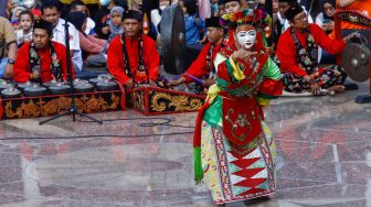 Para penari saat tampil membawakan Tari Topeng Betawi di Perkampungan Budaya Betawi Setu Babakan, Jagakarsa, Jakarta Selatan, Minggu (8/5/2022). [Suara.com/Alfian Winanto]