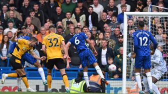 Bek Wolverhampton Wanderers Conor Coady menyundul bola yang berhasil berbuah gol saat pertandingan sepak bola Liga Premier Inggris antara Chelsea dan Wolverhampton Wanderers di Stadion Stamford Bridge, London, Inggris, Sabtu (7/5/2022). [JUSTIN TALLIS / AFP]