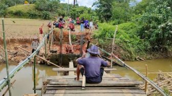 Jembatan Putus di Desa Setya Jaya Kalbar, Aktivitas Warga Lumpuh Total