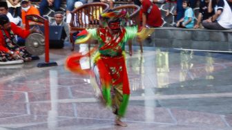 Para penari saat tampil membawakan Tari Topeng Betawi di Perkampungan Budaya Betawi Setu Babakan, Jagakarsa, Jakarta Selatan, Minggu (8/5/2022). [Suara.com/Alfian Winanto]