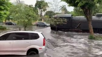 Kota Solo dikepung banjir di berbagai wilayah setelah diguyur hujan deras sekitar dua jam, Minggu (8/5/2022) siang. [Instagram @agendasolo]