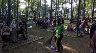 Banyak Pengunjung Buang Sampah Sembarangan, Petugas Kebersihan Tak Berhenti Bersihkan Tebet Eco Park