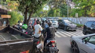 Pengunjung Tebet Eco Park Membludak, Tukang Parkir Liar Klaim Dapat Dukungan Petugas Dishub DKI