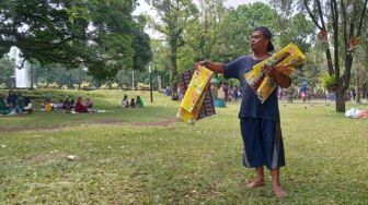 Terpopuler Kemarin, Penjual Alas Duduk di Alun-alun Malang Panen Cuan hingga Viral Kemacetan di Gunung Bromo