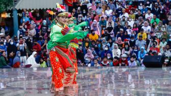 Para penari saat tampil membawakan Tari Topeng Betawi di Perkampungan Budaya Betawi Setu Babakan, Jagakarsa, Jakarta Selatan, Minggu (8/5/2022). [Suara.com/Alfian Winanto]