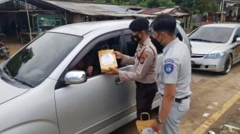 Jasa Raharja Babel Bagikan Bingkisan Berisi APD untuk Pemudik