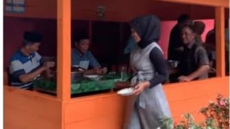 Video Kocak! Rombongan Pemudik Mengira Rumah Ini Warung Makan Ternyata Lagi Acara Makan Keluarga