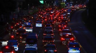 Sejumlah kendaraan terjebak kemacetan di Jalan Sudirman, Jakarta Pusat, Senin (9/5/2022). [Suara.com/Alfian Winanto]