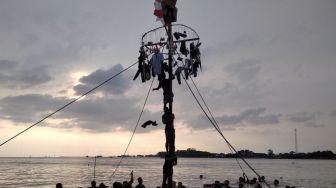 Perayaan 17 Agustus di Belakang Padang Ramai Permainan Rakyat: Panjat Pinang Digelar di Laut