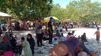 Warga Lombok Tengah Rayakan Tradisi Lebaran Topat Setelah Idul Fitri 2022 di Pantai KEK Mandalika