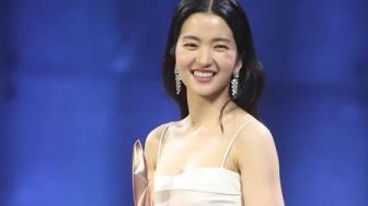 Kim Tae Ri Tampil Memukau di Acara Baeksang Arts Awards 2022, Intip Detail Harga Outfitnya yang Wow Abis