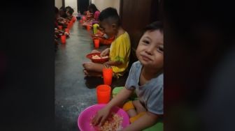 Abadikan Momen Anak Panti Asuhan Makan Malam Bersama, Videonya Banjir Doa