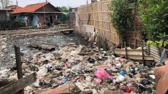 Miris! Sampah Akibat Banjir Rob Menumpuk di Tegal Alur, Warga: Sudah Lebih dari 10 Tahun