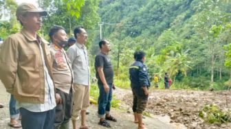 Longsor Menutupi Ruas Jalan Poros Sinjai - Malino