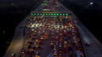 Puncak Arus Balik, 400 Ribu Lebih Kendaraan Lintasi Tol Jakarta-Cikampek