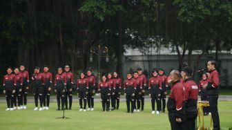 Presiden Joko Widodo (kanan) menyampaikan arahan saat pelepasan kontingen Indonesia untuk SEA Games 2021 di halaman Istana Merdeka, Jakarta, Senin (9/5/2022). [ANTARA FOTO/Hafidz Mubarak A/rwa]
