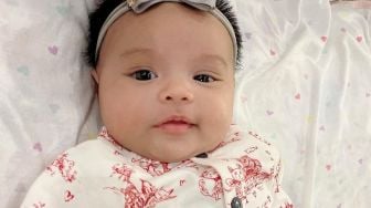 Baby Ameena Makin Gemas dengan OOTD Serba Putih, Tumben Harganya Cuma Segini