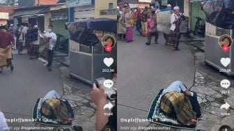 Viral Video Lelaki Tidur Pulas saat Salat Ied, Dibiarkan Terbaring di Pinggir Jalan Sampai Bubaran