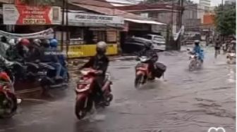 Kawasan Cikadut, Bandung Hari Ini Kembali Terendam Banjir, Publik Berteriak: Adakah Solusi?