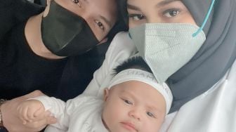 5 Ekspresi Baby Ameena saat Difoto, Bikin Orang Ingin Mencubitnya