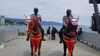 Polisi Berkuda Amankan Wisata  Pantai Bebas Parapat Sumut