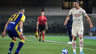 Pemain depan AC Milan Zlatan Ibrahimovic (kanan) menantang bek Hellas Verona Koray Gunter saat pertandingan sepak bola Serie A Liga Italia antara Hellas Verona melawan AC Milan di Stadion Marcantonio Bentegodi, Verona, Italia, Minggu (8/5/2022). [Miguel MEDINA / AFP]
