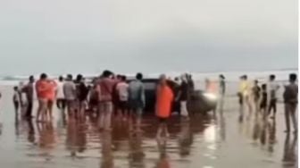 Diduga Malas Jalan Kaki, Wisatawan Kena Apes saat Liburan Ke Pantai: Mitsubishi Pajero Sport Terjebak di Pasir